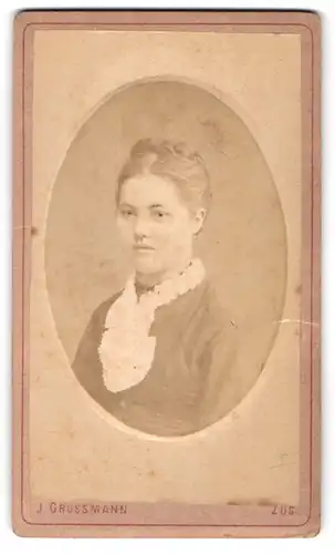 Fotografie J. Grossmann, Zug, Zum ital. Keller 493, Portrait Schönheit mit Flechtdutt