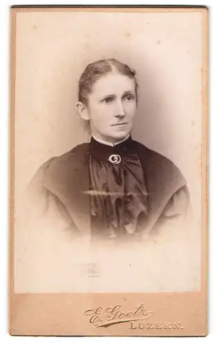 Fotografie E. Goetz, Luzern, Hirschmattstr. 8, Portrait schöne junge Frau mit hübscher Brosche am Kleiderkragen