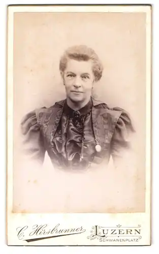Fotografie C. Hirsbrunner, Luzern, Portrait hübsche Dame in prachtvoller Bluse