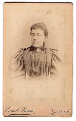 Fotografie Emil Goetz, Luzern, Hirschmattstr. 8, Portrait schöne junge Frau in prachtvoller Bluse