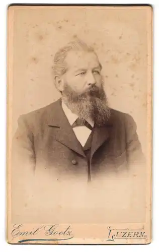 Fotografie Emil Goetz, Luzern, Hirschmattstr. 8, Portrait stattlicher Herr mit Vollbart