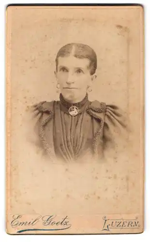 Fotografie Emil Goetz, Luzern, Hirschmattstr. 8, Portrait schöne Frau mit Brosche am Kleiderkragen