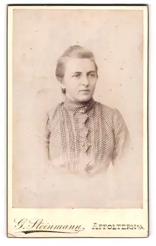 Fotografie G. Steinmann, Affoltern a. A., Portrait blonde Schönheit in eleganter Bluse