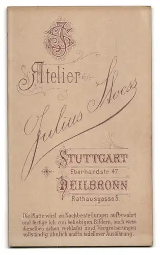 Fotografie Julius Stoess, Stuttgart-Heilbronn, Eberhardstr. 47, Portrait blondes Mädchen mit Spielzeug in der Hand