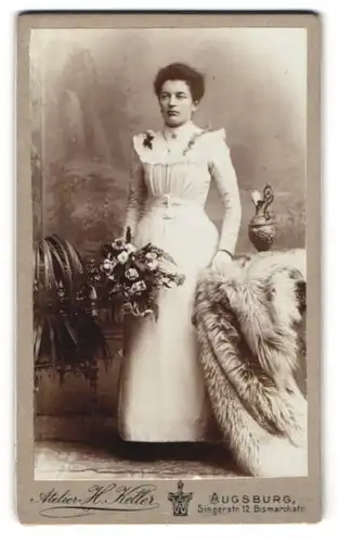 Fotografie H. Keller, Augsburg, Singerstr. 12, Portrait einer elegant gekleideten Frau mit Blumenstrauss