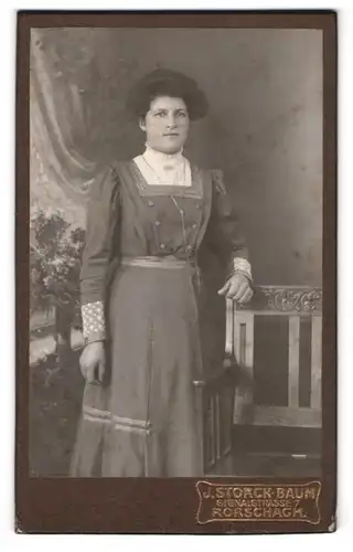 Fotografie J. Storck-Baum, Rorschach, Signalstr. 7, Portrait dunkelhaarige Frau in prachtvollem Kleid