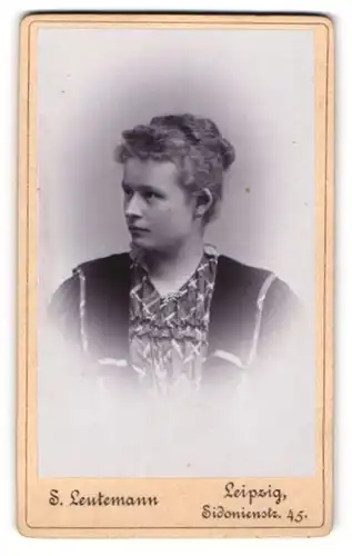 Fotografie S. Leutemann, Leipzig, Sidonienstr. 45, Portrait schönes Fräulein in hübscher Bluse