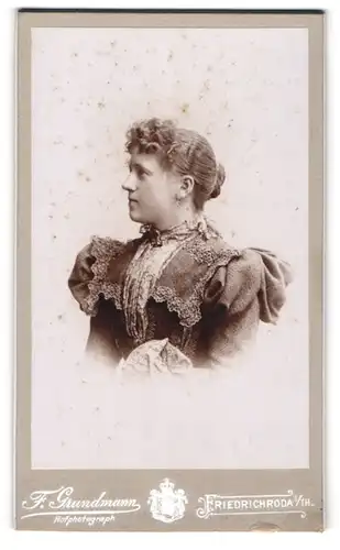 Fotografie F. Grundmann, Friedrichroda i. Th., Schweizer-Str., Portrait schöne junge Frau in gerüschtem Kleid