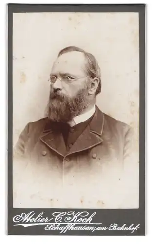 Fotografie C. Koch, Schaffhausen, am Bahnhof, Portrait stattlicher Mann mit Vollbart und Brille