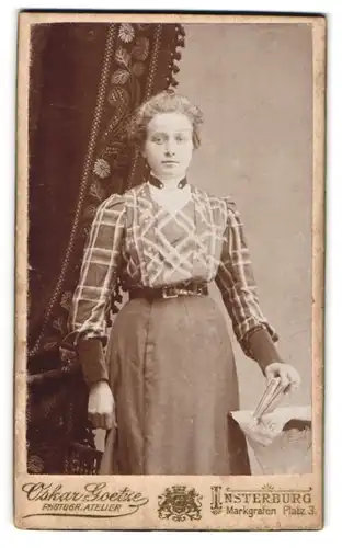 Fotografie Oskar Goetze, Insterburg, Markgrafen Platz 3, Portrait hübsches Fräulein elegant in Bluse und Rock