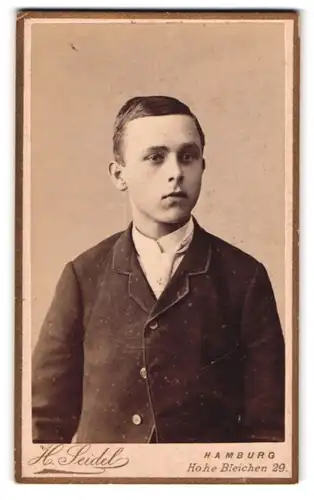 Fotografie H. Seidel, Hamburg, Hohe Bleichen 29, Portrait Bube elegant mit Krawatte in Jackett