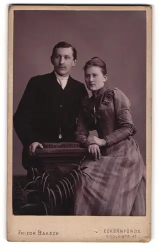 Fotografie Friedr. Baasch, Eckernförde, Nicolaistr. 47, Portrait eines elegant gekleideten jungen Paares