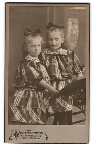 Fotografie Georg Haltermann, Eckernförde, Portrait zwei süsses blonde Mädchen mit Schleifen im Haar