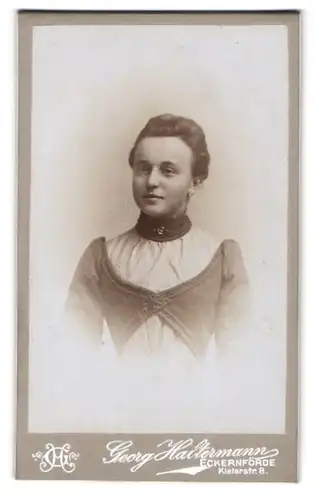 Fotografie Georg Haltermann, Eckernförde, Kielerstr. 8, Portrait brünette Schönheit in bestickter Bluse