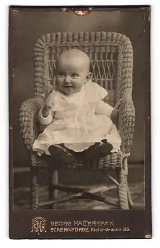 Fotografie Georg Haltermann, Eckernförde, Kielerstr. 36, Portrait süsses Baby im weissen Kleidchen