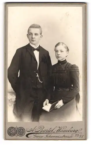 Fotografie A. Bartel, Hamburg, Grosse Johannisstr. 23 /25, Portrait eines elegant gekleideten jungen Paares
