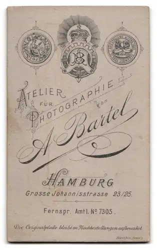 Fotografie A. Bartel, Hamburg, Grosse Johannisstr. 23 /25, Portrait eines elegant gekleideten jungen Paares