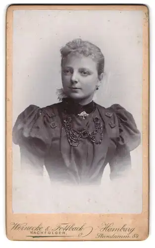 Fotografie Wernecke & Fettback, Hamburg, Steindamm 84, Portrait bildschönes Fräulein in prachtvoller Bluse