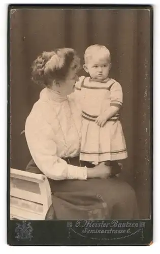Fotografie G. Meister, Bautzen, Seminarstr. 6, Portrait stolze Mutter mit süssem Kind im Kleidchen