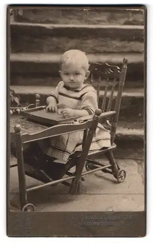 Fotografie Oskar Meister, Bautzen, Seminarstr. 6, Portrait blondes süsses Mädchen im Kinderstuhl am Tisch sitzend