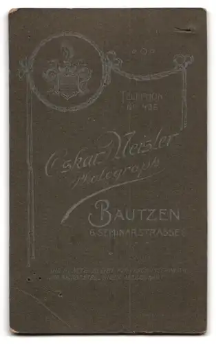 Fotografie Oskar Meister, Bautzen, Seminarstr. 6, Portrait blondes süsses Mädchen im Kinderstuhl am Tisch sitzend