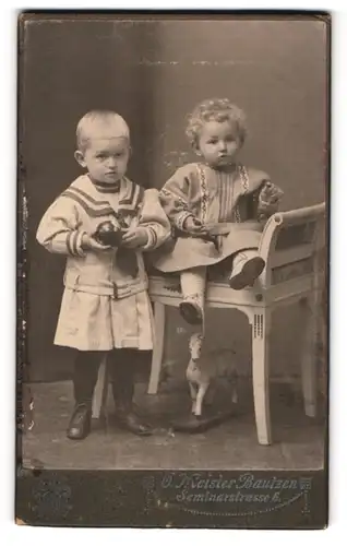 Fotografie O. Meister, Bautzen, Seminarstr. 6, Portrait zwei süsse Kinder mit Spielzeug
