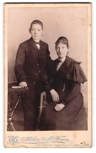 Fotografie M. Kruse, Ottensen, Papenstr. 7, Portrait stolze Mutter mit Buben im eleganten Anzug