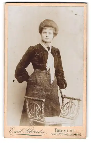 Fotografie Emil Schroeder, Breslau, Friedr. Wilhelm-Str. 60 /62, Portrait einer elegant gekleideten Frau
