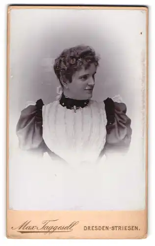 Fotografie Max Taggesell, Dresden-Striesen, Augsburgerstr. 9, Portrait schöne junge Frau mit lockigem Haar