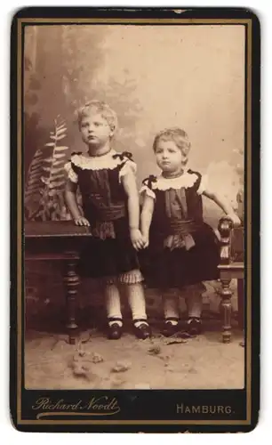 Fotografie Richard Noodt, Hamburg, Grosser Burstah 25, Portrait zwei süsse Kinder in niedlicher Kleidung