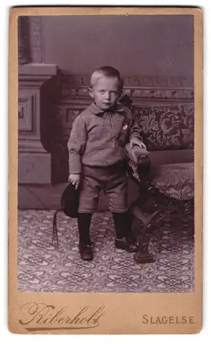 Fotografie Riberholt, Slagelse, Rosengade, Portrait frecher blonder Bube im süsses Anzug