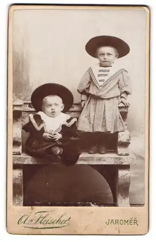Fotografie A. Fleischer, Jaromer, Portrait zwei blonde Kinder mit Hüten in eleganter Kleidung