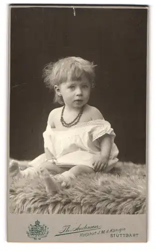 Fotografie Th. Andersen, Stuttgart, Charlottenstrasse 8, Portrait blondes süsses Mädchen mit Halskette im Kleidchen