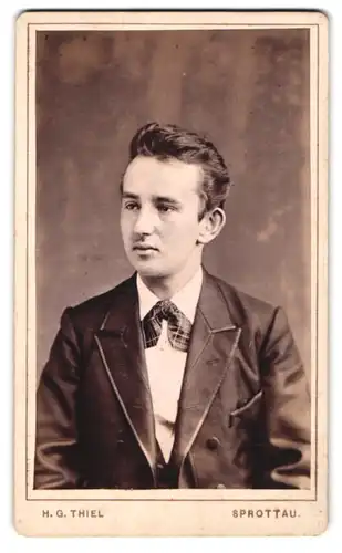 Fotografie H. G. Thiel, Sprottau, Jüdenstr. 1, Portrait junger Mann elegant im Jackett