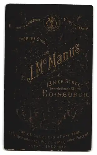 Fotografie J. M. Manus, Edinburgh, 13 High Street, Portrait stolzer Mutter mit zwei Buben am Holzzaun stehend