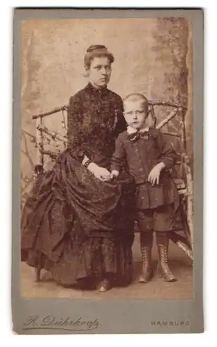 Fotografie R. Dührkoop, Hamburg, Portrait stolze Mutter mit frechem Buben in eleganter Kleidung