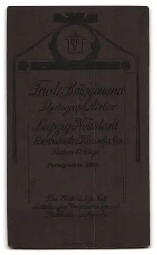 Fotografie Fr. Brüggemann, Leipzig-Neustadt, Eisenbahnstr. 1, Portrait freches blondes Kleinkind im samtigen Kleid