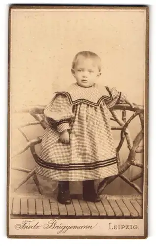 Fotografie Friedr. Brüggemann, Leipzig, Eisenbahnstr. 1, Portrait süsses Kleinkind im niedlichen Kleidchen