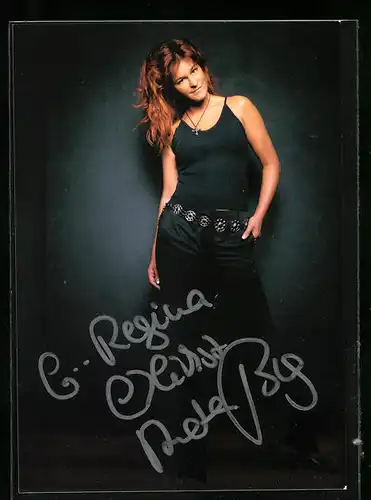 AK Musikerin Andrea Berg mit roten Haaren, Autograph