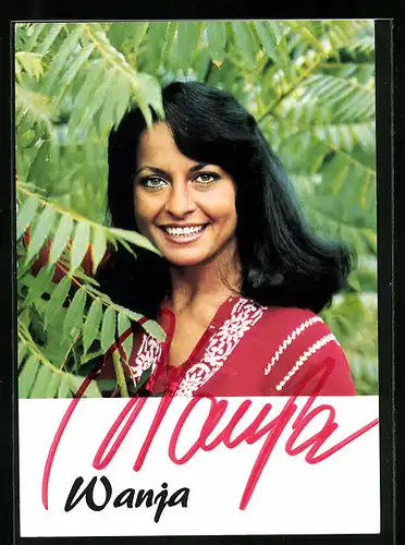 AK Musikerin Wanja mit schwarzem Haar, Autograph