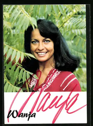 AK Musikerin Wanja mit schwarzem Haar, Autograph
