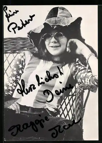 AK Musikerin Maggie Mae mit aufgestütztem Kopf, Autograph