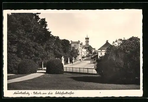 AK Neustrelitz, Blick in die Schlossstrasse mit Passanten