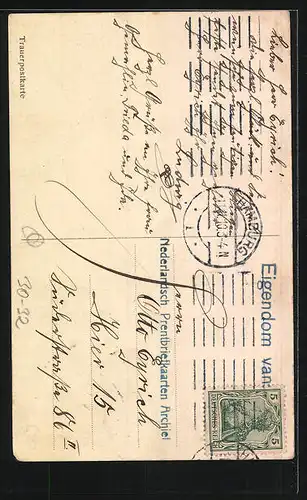 AK Weinender Reservesoldat mit einem Schild