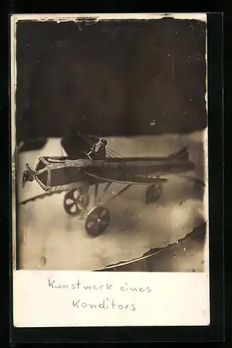 Foto-AK Kunstwerk eines Konditors, Pilot im Flugzeug