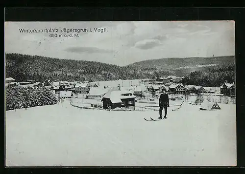 AK Jägersgrün i. Vogtl., Panorama mit Skiläufer im Winter