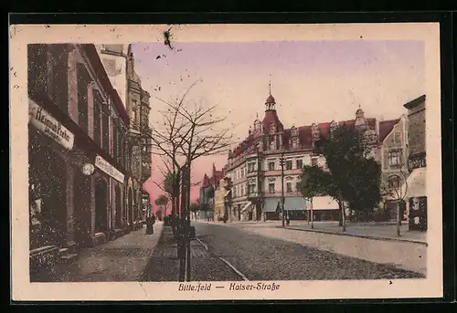AK Bitterfeld, Kaiser-Strasse mit Geschäften