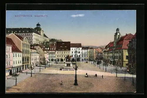 AK Weissenfels, Marktplatz mit Geschäften und Denkmal