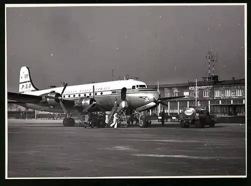 Fotografie Flughafen Bremen, Flugzeug Douglas DC-6 der Pan American World Airlines PAA, Esso Tanklaster