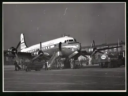 Fotografie Flughafen Bremen, Flugzeug Douglas DC-6 der Pan American Airways & Esso Tankwagen